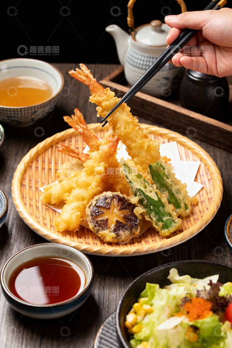 简约风格天妇罗虾竹篮餐具摆放美食照片