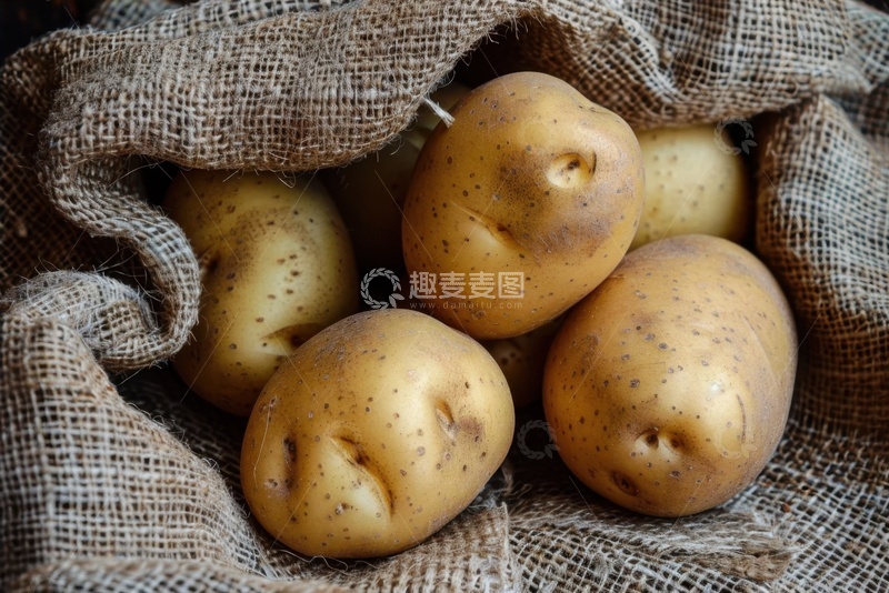 高清大图下载【趣麦麦图】麻布包裹着一堆土豆
