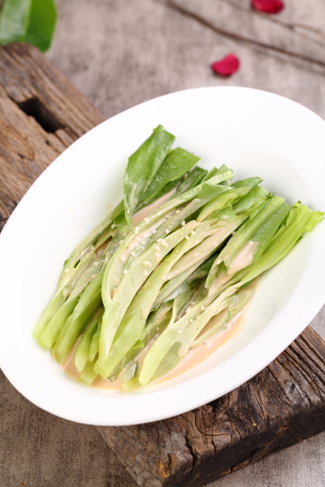 白盘上的鲜嫩凉拌莴笋