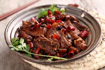 香辣美味的特色卤味鸭块