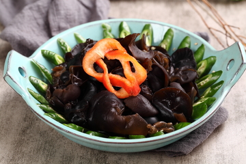 青椒红椒配爽口黑木耳