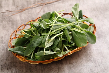 竹篮中的鲜嫩绿色蔬菜