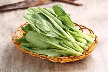 竹篮里鲜嫩的青菜