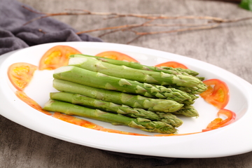 摆盘精致的新鲜绿芦笋