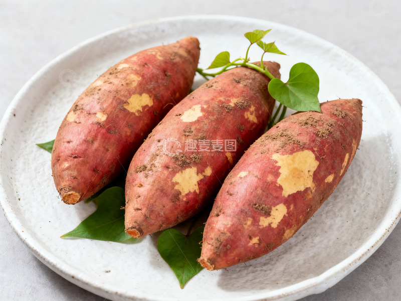 高清大图下载【趣麦麦图】盘中美艳的新鲜红薯三枚