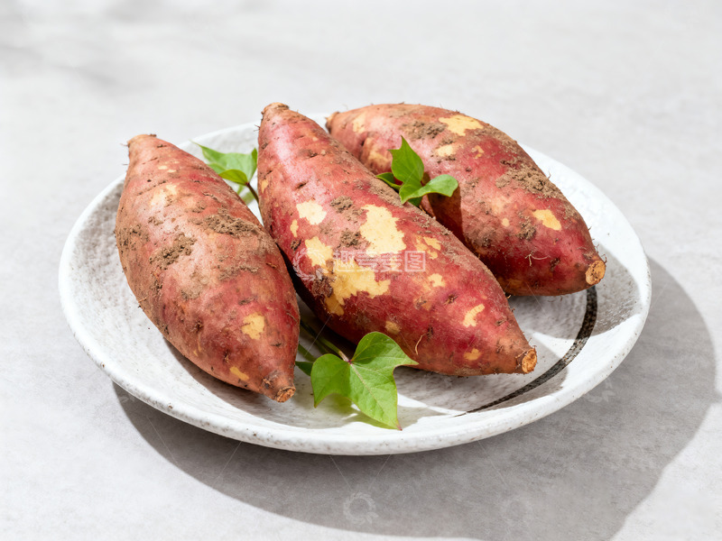 高清大图下载【趣麦麦图】盘中美艳的新鲜红薯三枚2