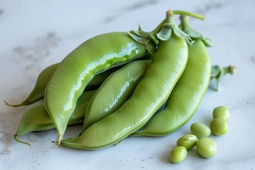 放在桌面上的绿色豌豆荚