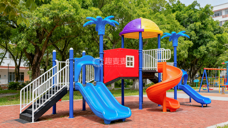 高清大图下载【趣麦麦图】色彩鲜艳的儿童游乐设施户外活动区域
