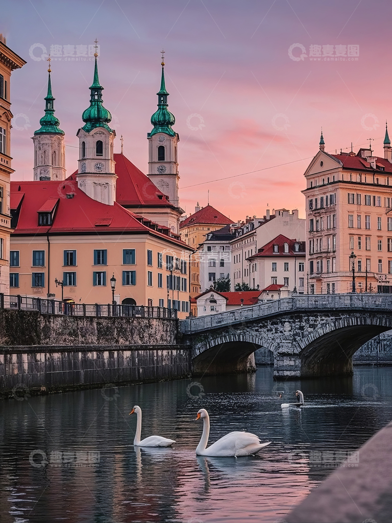 高清大图下载【趣麦麦图】欧洲河畔教堂与天鹅的晚霞景色