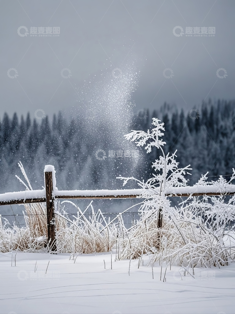 高清大图下载【趣麦麦图】雪山雪粒飞溅瞬间
