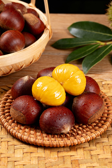 坚果简约自然风板栗散落温暖氛围商业照片