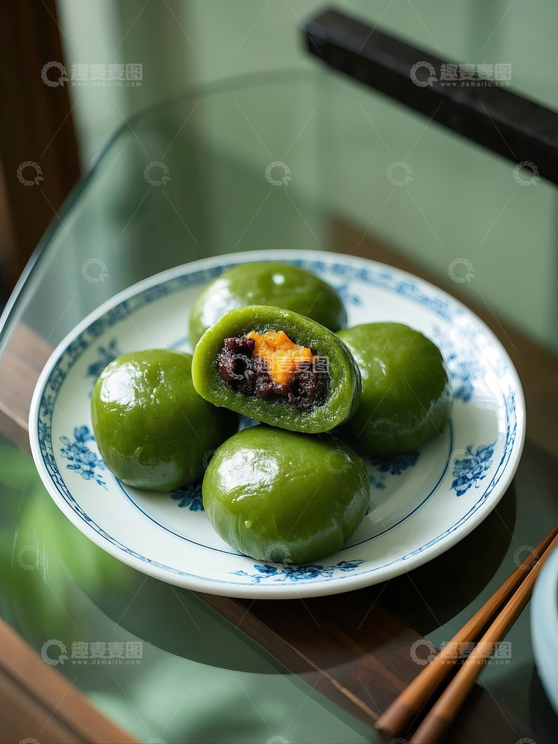 高清大图下载【趣麦麦图】蛋黄青团配茶热气腾腾