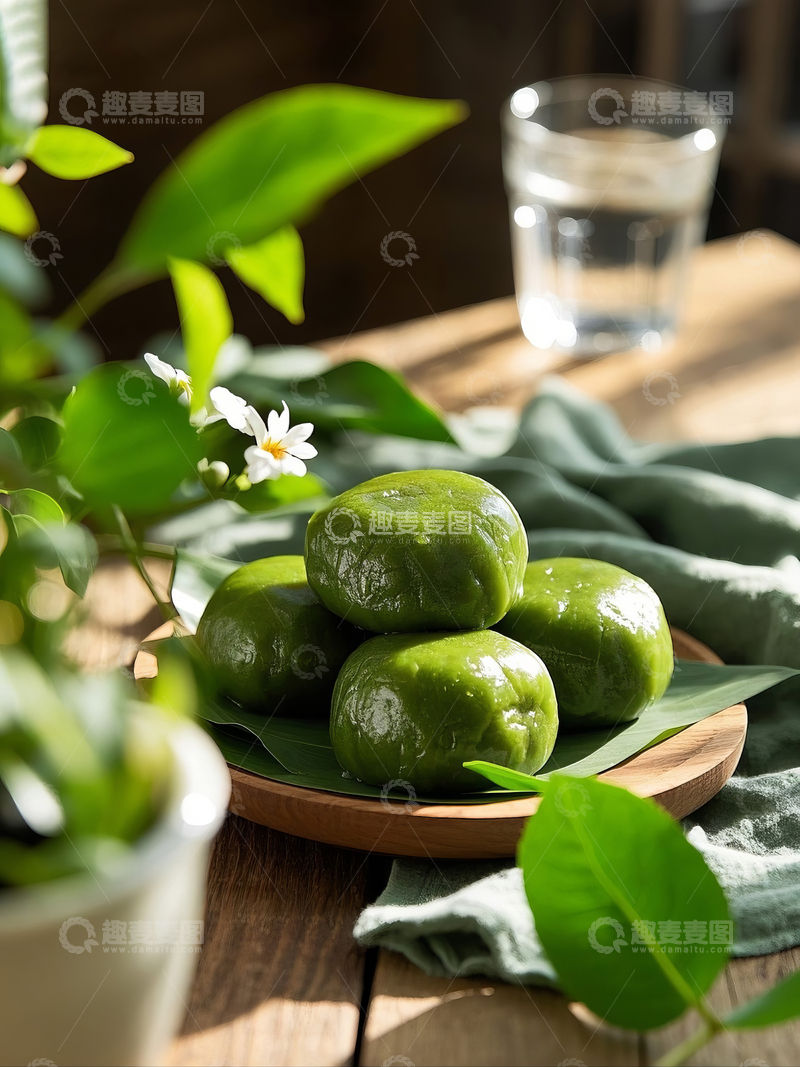 高清大图下载【趣麦麦图】餐桌盘中的青团