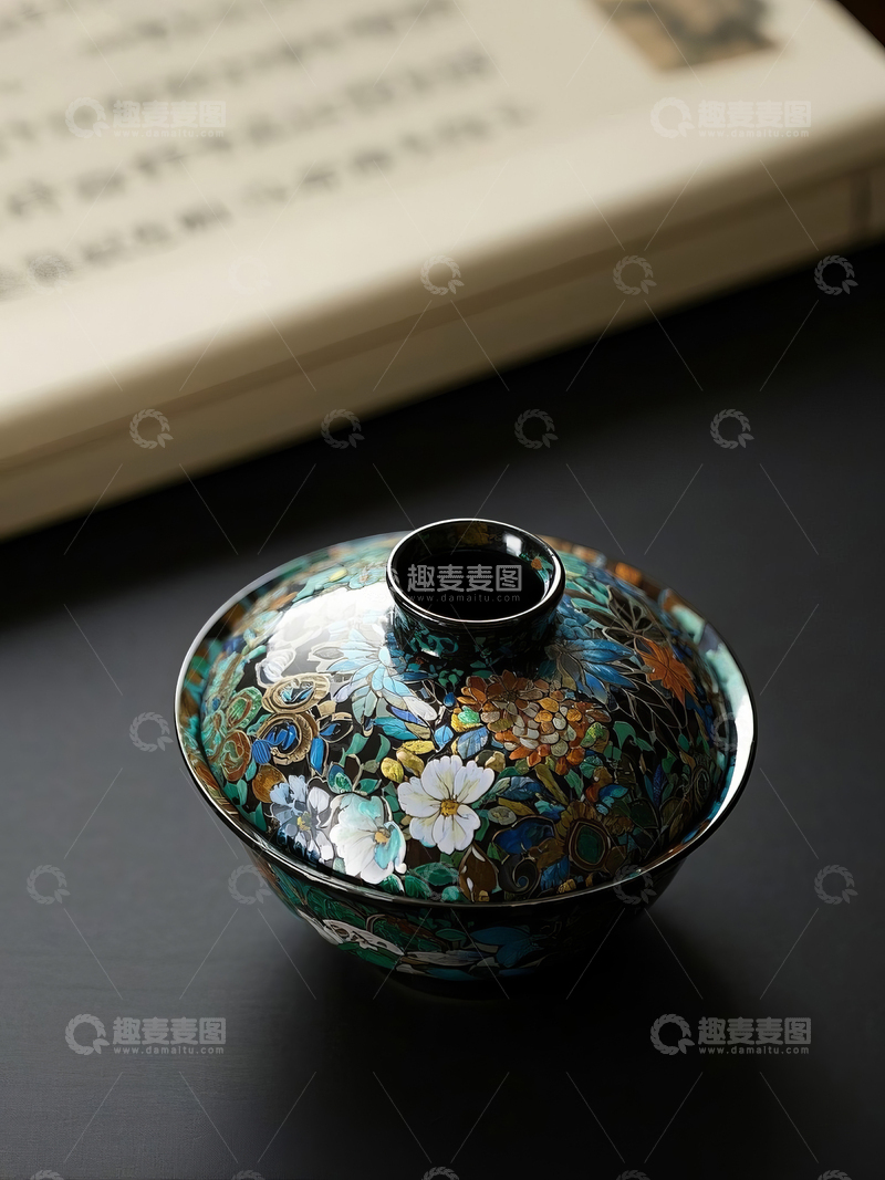 高清大图下载【趣麦麦图】黑底彩绘瓷碗置于书桌上
