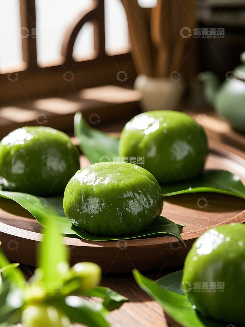 高清大图下载【趣麦麦图】餐桌盘中的青团特写