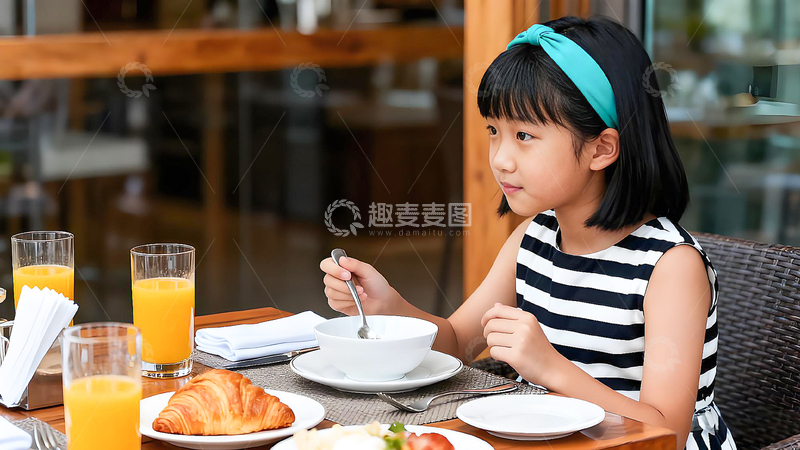 高清大图下载【趣麦麦图】小女孩穿黑白无袖连衣裙坐在户外餐桌用餐