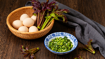 香椿鸡蛋篮碗组合竹篮青花瓷碗切碎的香椿