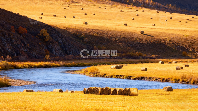 高清大图下载【趣麦麦图】河畔边的秋日干草垛美景