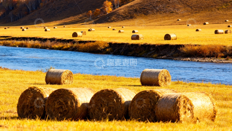 高清大图下载【趣麦麦图】河畔金秋的草垛田园风光