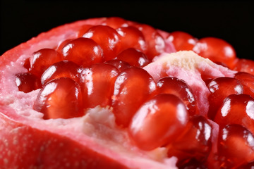 切开的饱满多汁红石榴