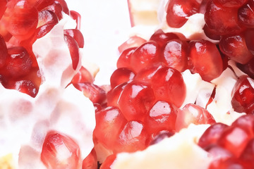 切开的饱满多汁红石榴3