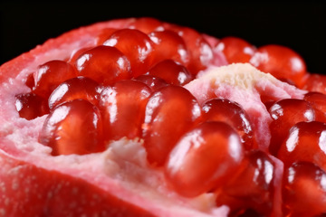 切开的饱满多汁红石榴2