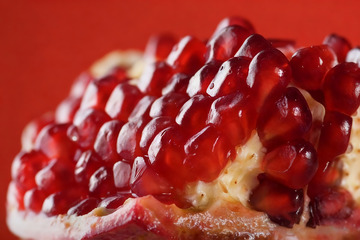 切开的饱满多汁红石榴4