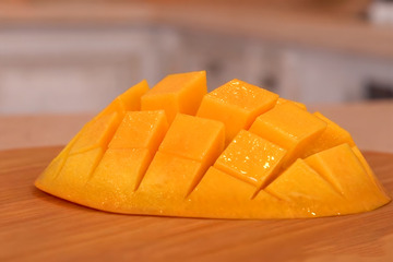 新鲜切块芒果特写