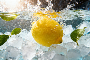 柠檬浸泡在水中