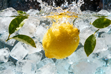 柠檬浸泡在水中