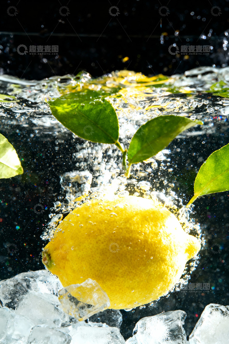 高清大图下载【趣麦麦图】柠檬浸泡在水中
