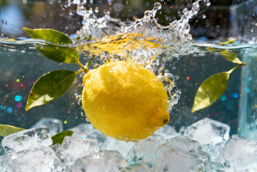 柠檬浸泡在水中