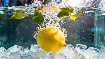 柠檬浸泡在水中