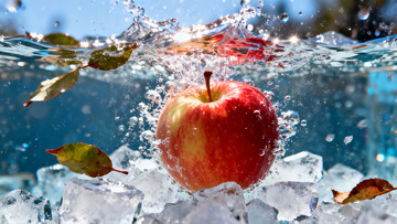 苹果浸泡在水中