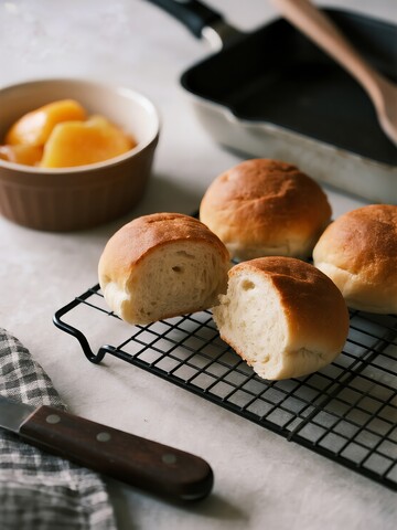 新鲜出炉的面包对半切开展示