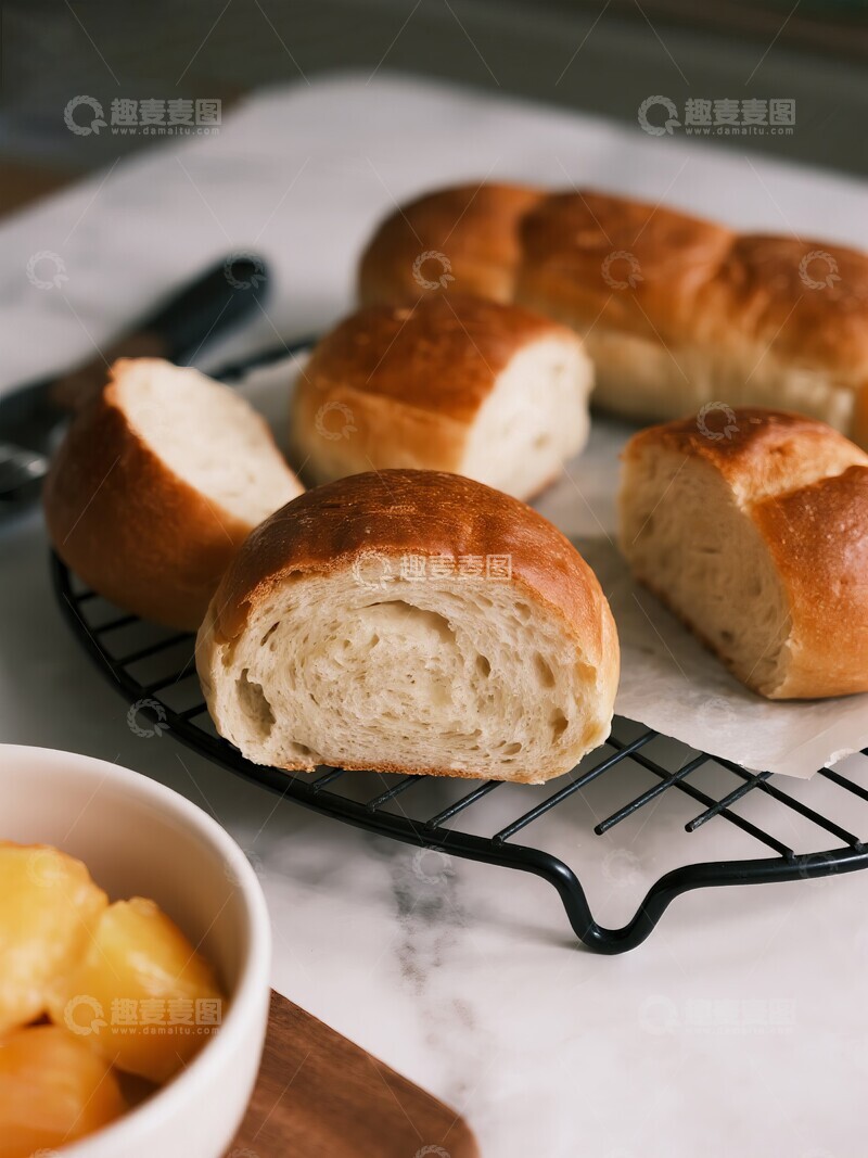 高清大图下载【趣麦麦图】刚烘焙的面包切开特写