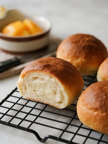 新鲜出炉的面包与果酱