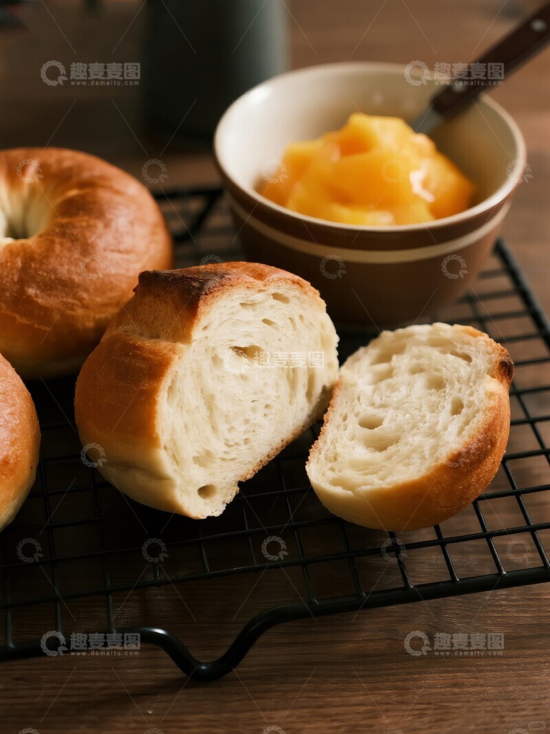 高清大图下载【趣麦麦图】刚烘焙的面包切开配黄油