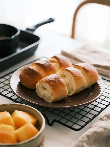 刚出炉的面包对半切开展示