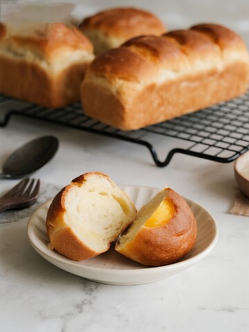 新鲜出炉的面包切开特写