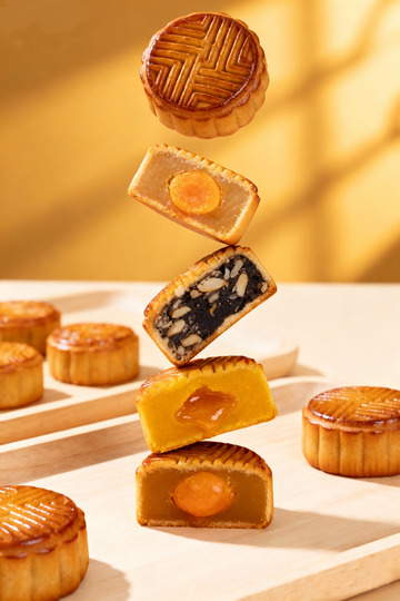 多口味中秋节月饼海报