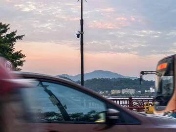 黄昏车流与远山