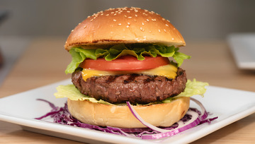 创意美食西餐牛肉汉堡摄影图