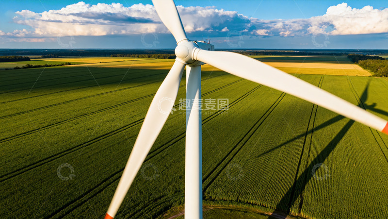 高清大图下载【趣麦麦图】-田野上的大型风力发电机