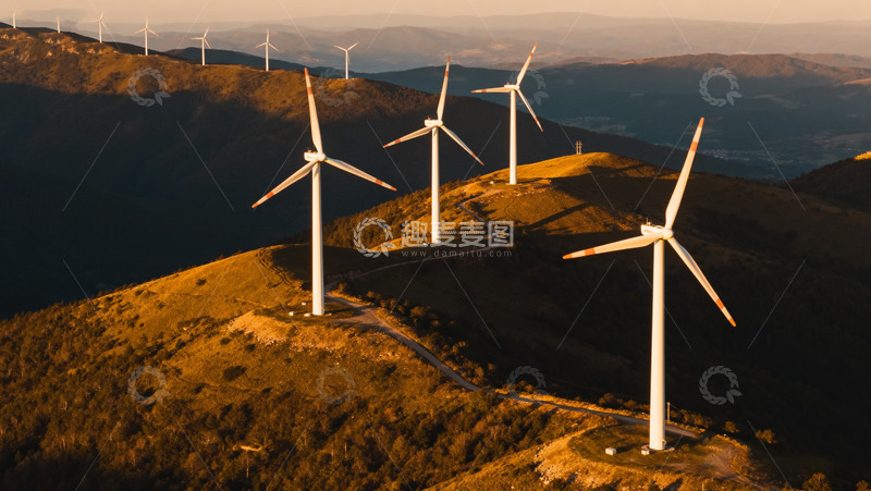 高清大图下载【趣麦麦图】山间壮丽的风力发电机组