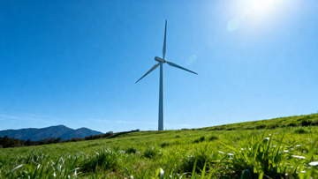 阳光下草原上的风力发电机