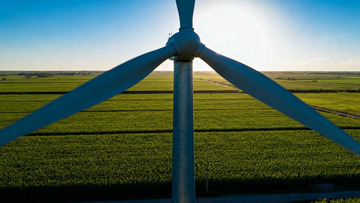 田野上的大型风力发电机
