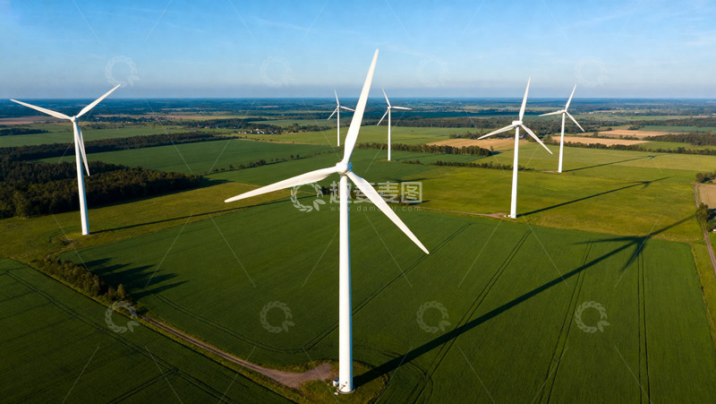 高清大图下载【趣麦麦图】田野上的大型风力发电机组