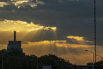 丁达尔光束夕阳