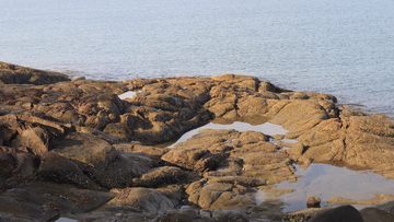 礁石隔开海水